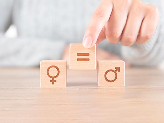Imagen que hace referencia a un servicio, donde se muestra una persona colocando un signo de igual entre el símbolo de mujer y el de hombre